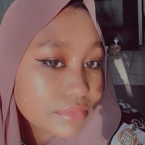 Meet your Posher, Amina